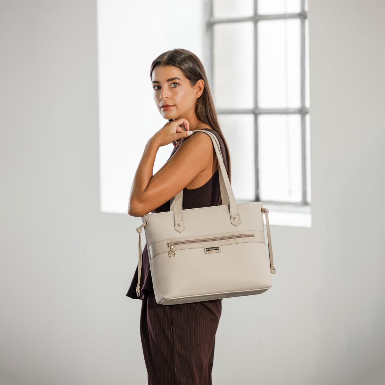 La Vie Shoulder Bags